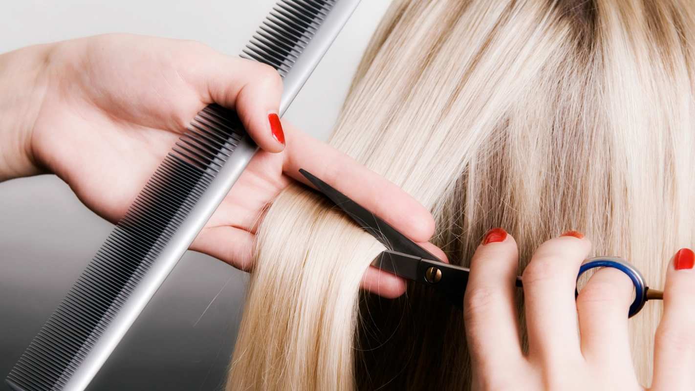 Открытка идет стрижка  с днем парикмахера расческа прическа стрижка  З днем ​​перукаря 