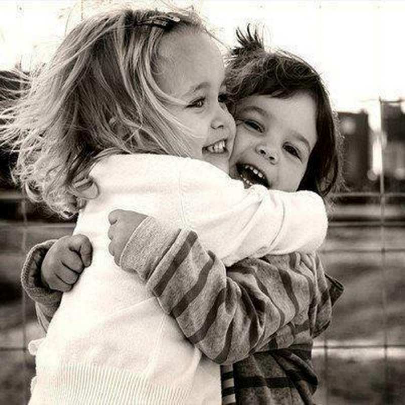 Открытка дети обнимаются  счастливая парочка  Хочу обійняти тебе 