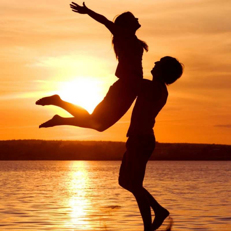 Открытка Курортный роман  парень поднимает девушку и она летит  Хочу обійняти тебе 