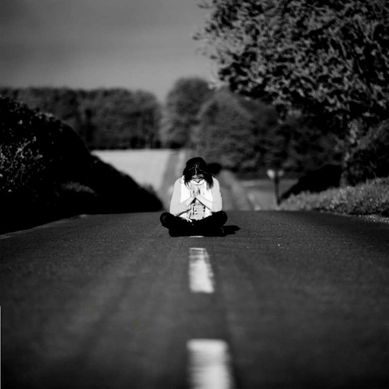 Открытка медитация на дороге  девушка сидит на асфальте  Не сумуй 