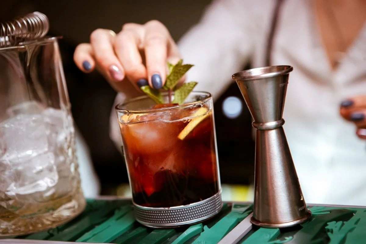 Открытка девушка бармен  с днем бармена  З днем ​​бармена 