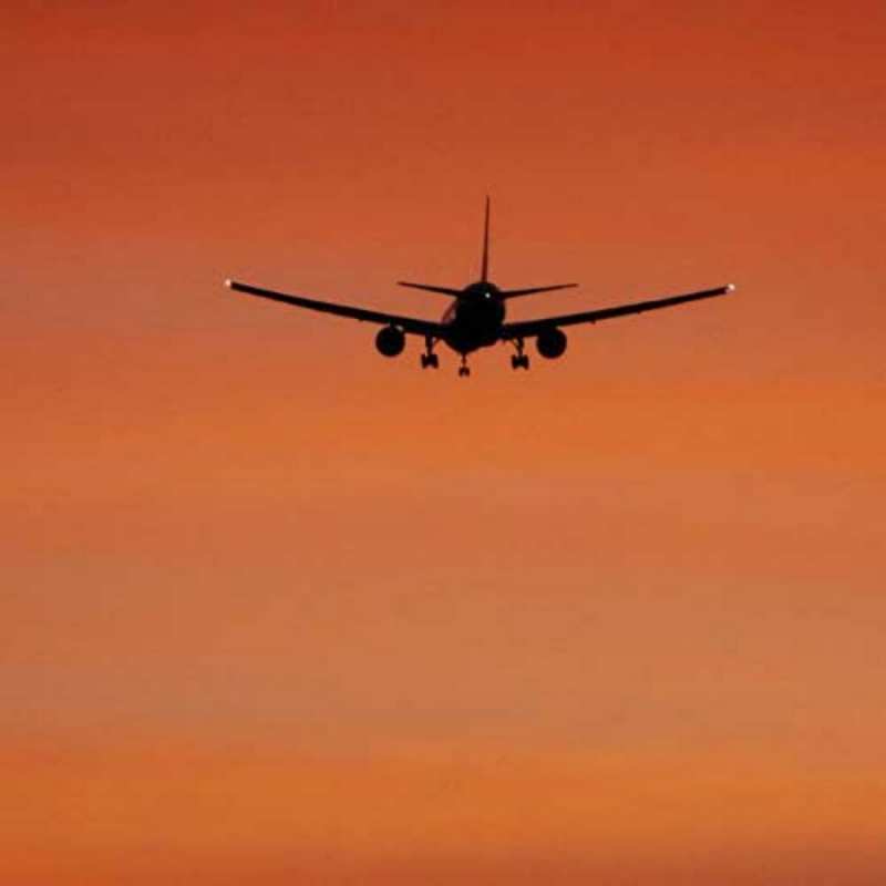 Открытка самолет в вечернем небе силуэт самолета Щасливої ​​дороги 