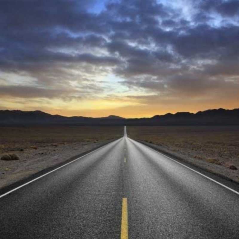 Открытка ровная и прямая дорога на фоне облачного неба горы на горизонте Щасливої ​​дороги 