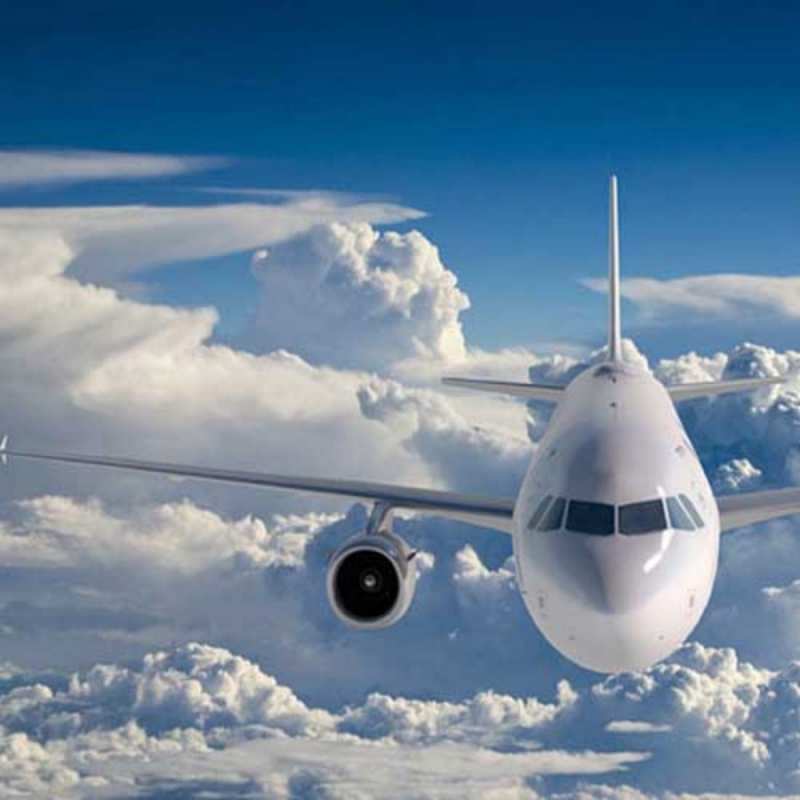 Открытка самолет в снежных облаках голубое небо и белоснежный самолет Щасливої ​​дороги 