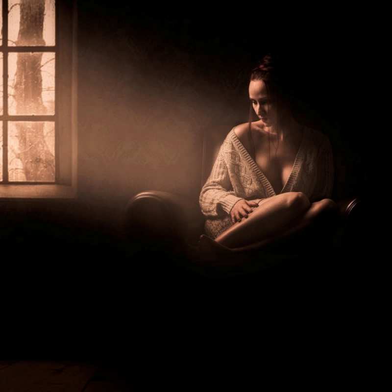 Открытка девушка в одиночестве  сидя у окна  Не сумуй 