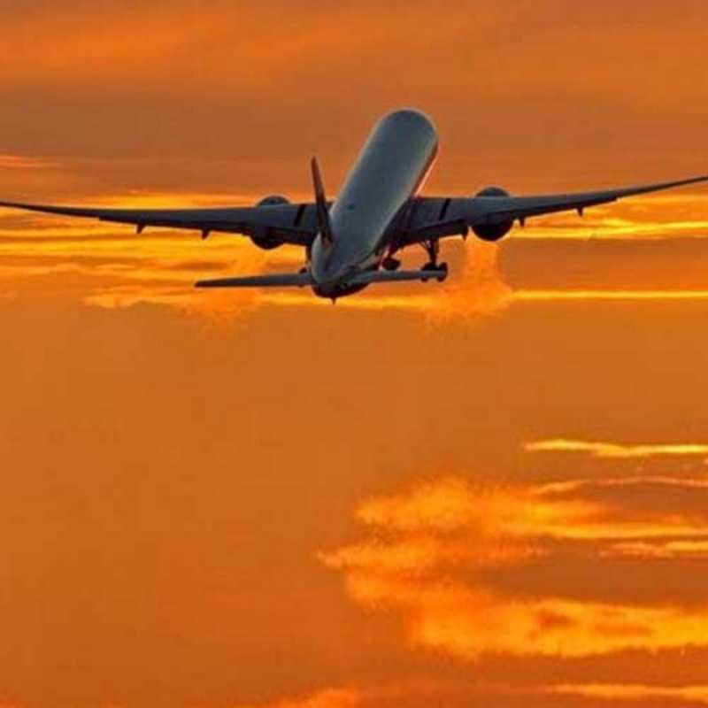 Открытка взлетающий самолет оранжевое небо Щасливої ​​дороги 
