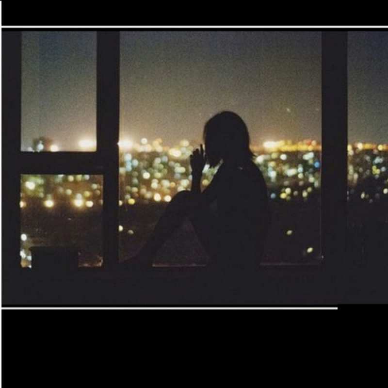 Открытка девушка сидит на подоконнике  смотрит на ночной город  Не сумуй 
