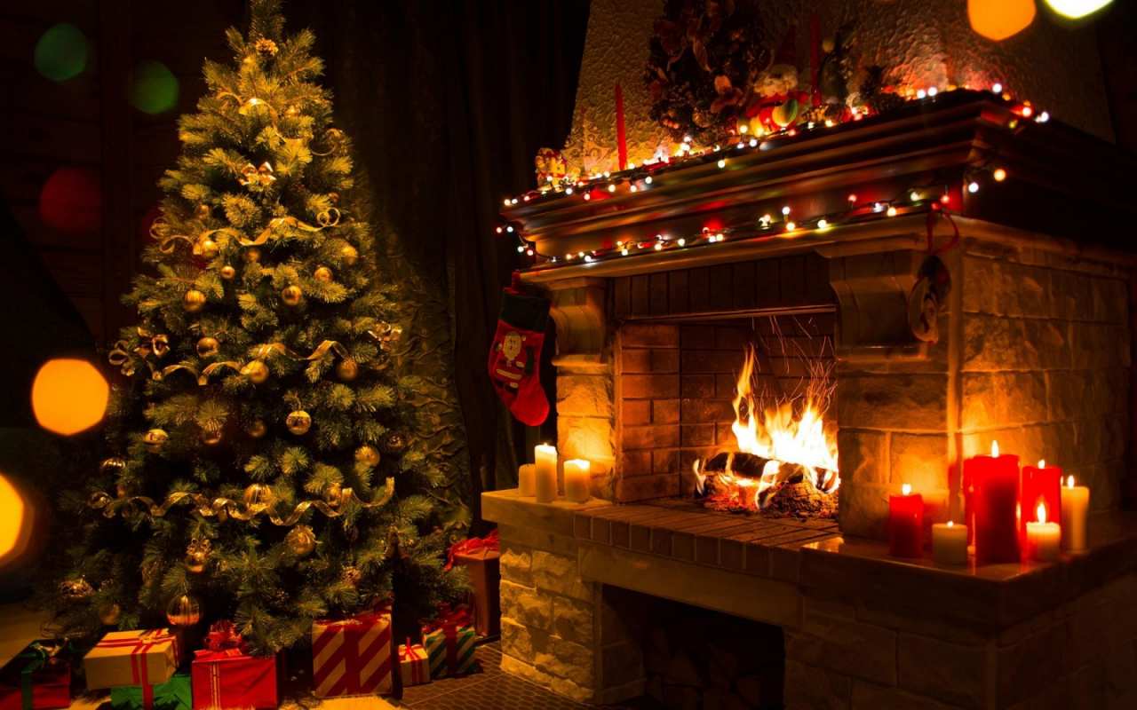 Открытка камин в рождественскую ночь со свечами  новый год  З Різдвом 