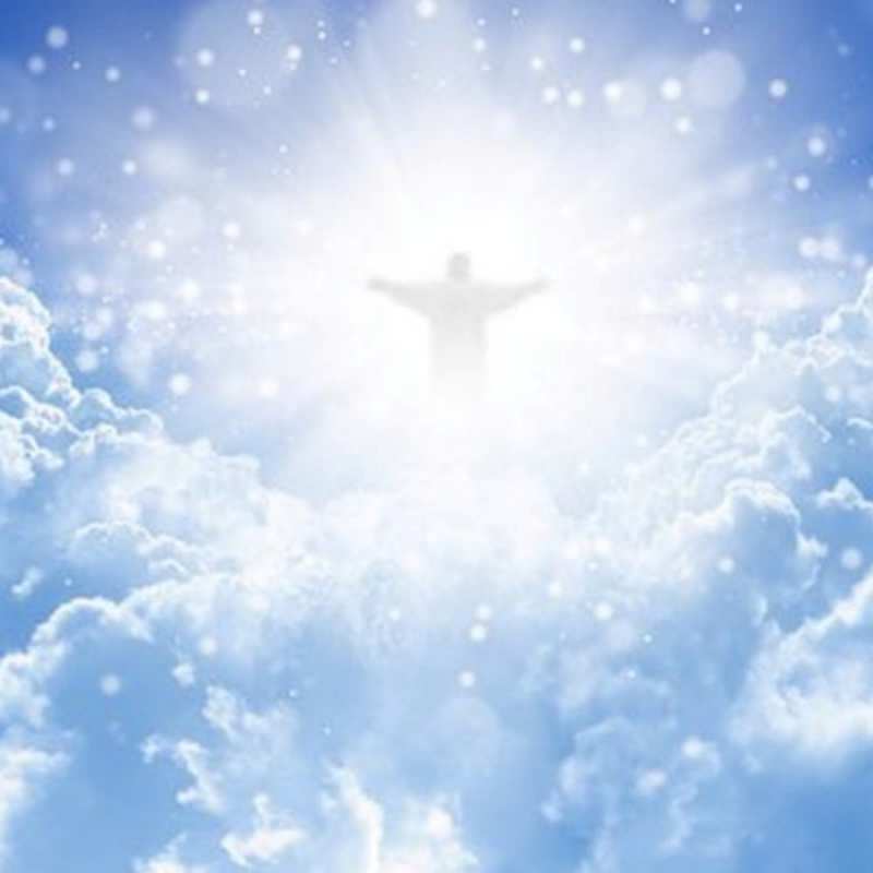 Открытка ангел на небе  ангел на облаках в свете солнца  З Днем ангела 