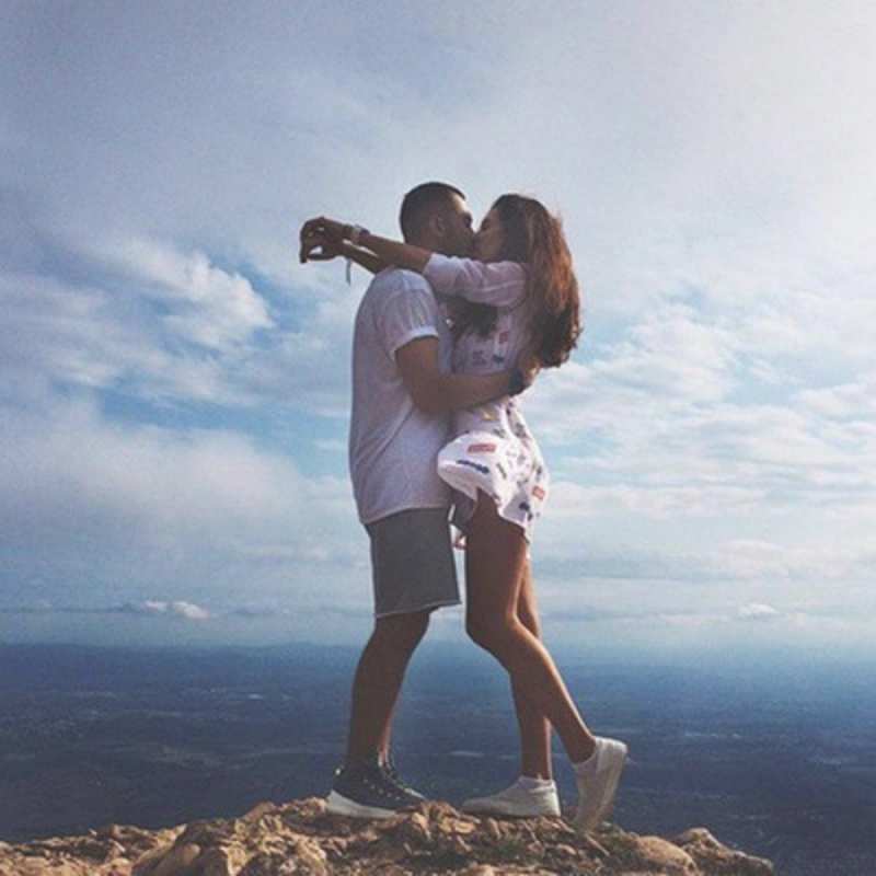 Открытка Парень и девушка обнимаются  Морской пейзаж  Хочу обійняти тебе 