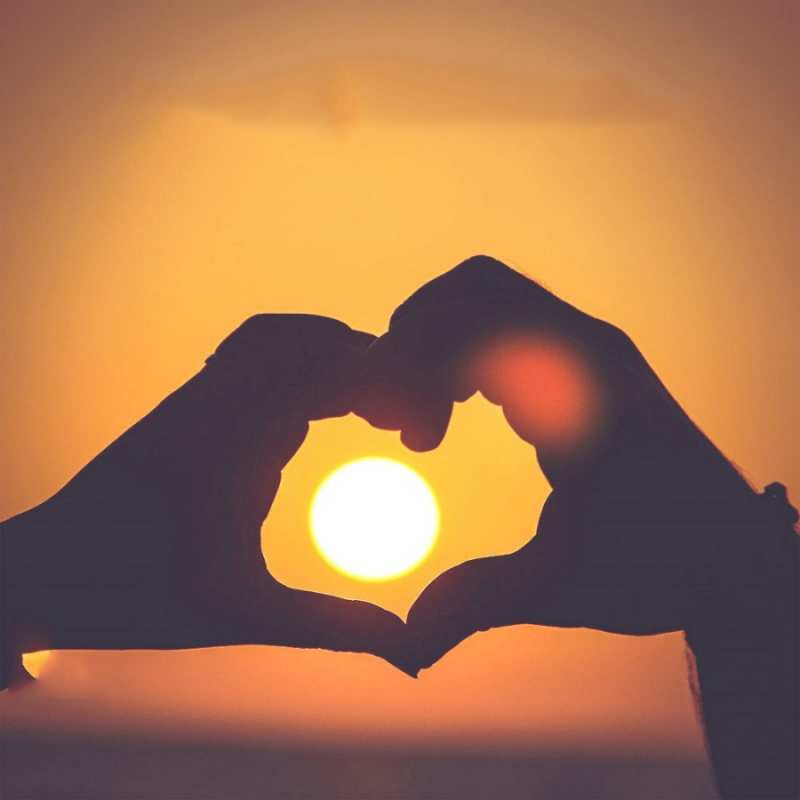 Открытка солнце в руках  садится солнце  На добраніч 