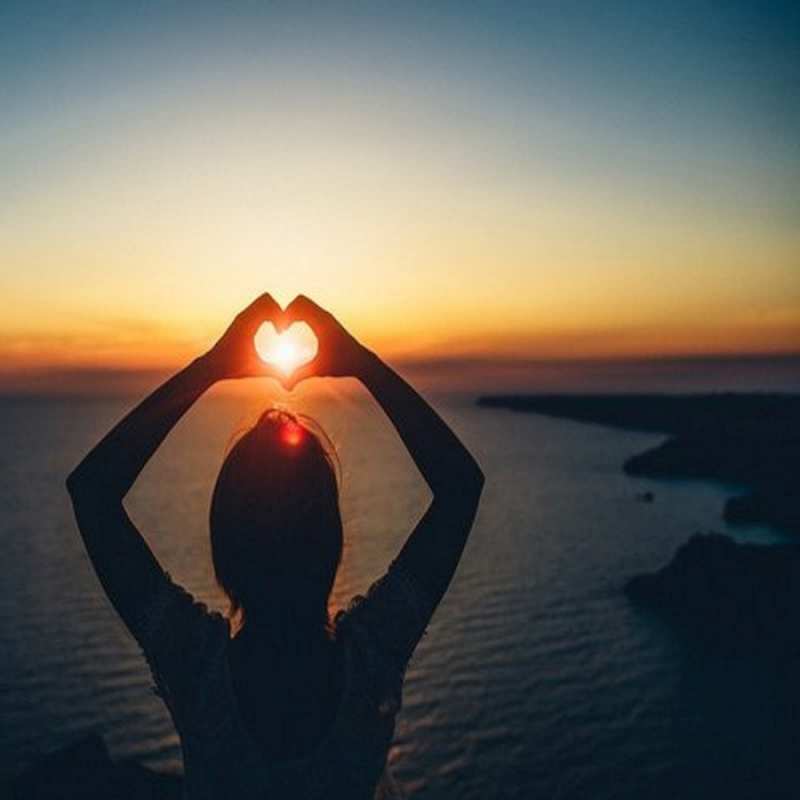 Открытка сердце из рук  закат на море  Хочу обійняти тебе 