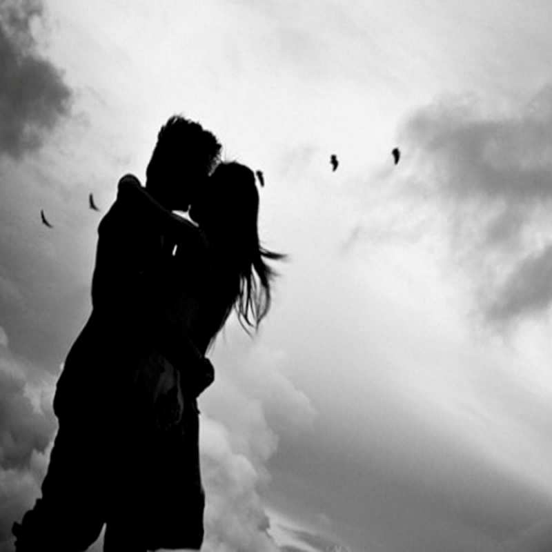 Открытка обнимаются на фоне неба  летят птицы  Хочу обійняти тебе 