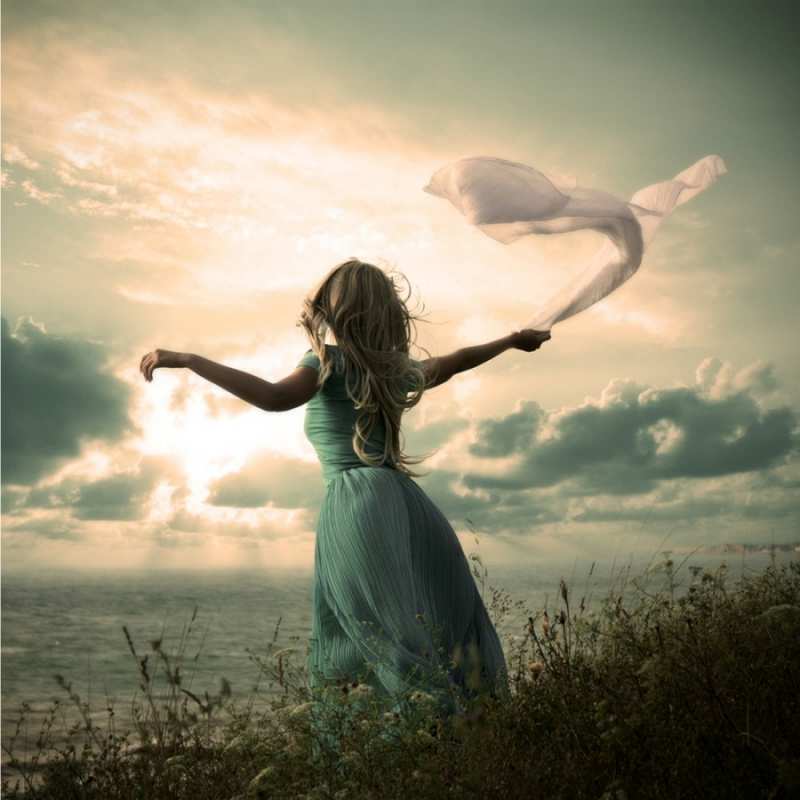 Открытка белый флаг  красивая девушка  в платье  Не сумуй 