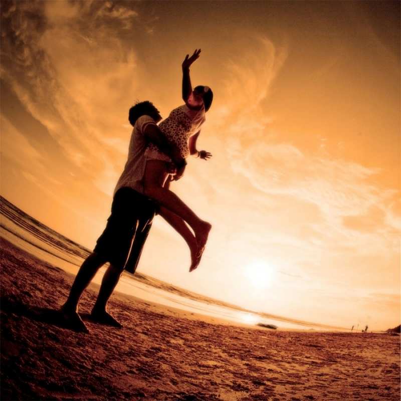 Открытка фото с искажениями  парень держит девушку  Я тебе кохаю 