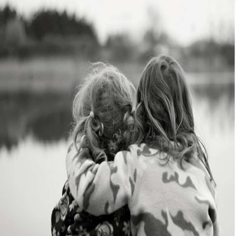 Открытка вода и девушки  в дали все в тумане  Хочу обійняти тебе 