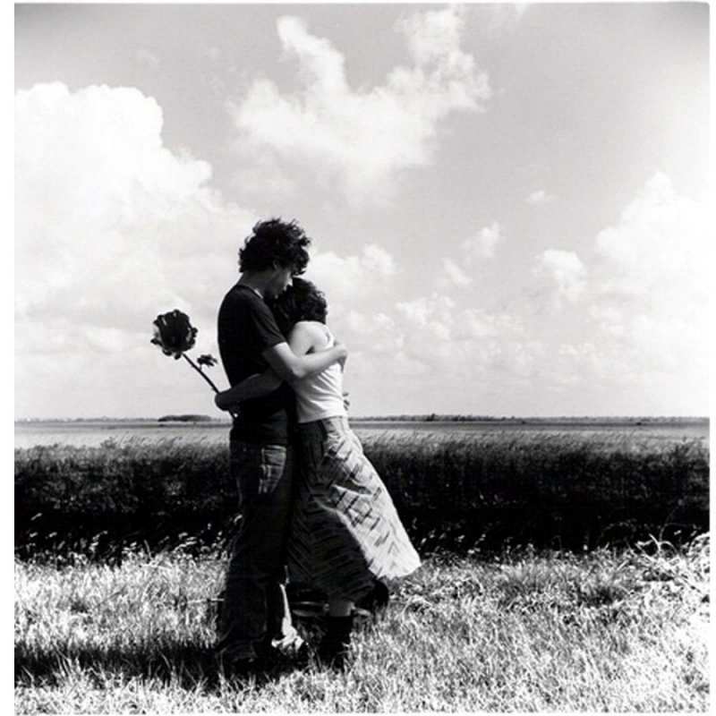 Открытка Возлюбленные обнимаются  чернобелое фото  Хочу обійняти тебе 