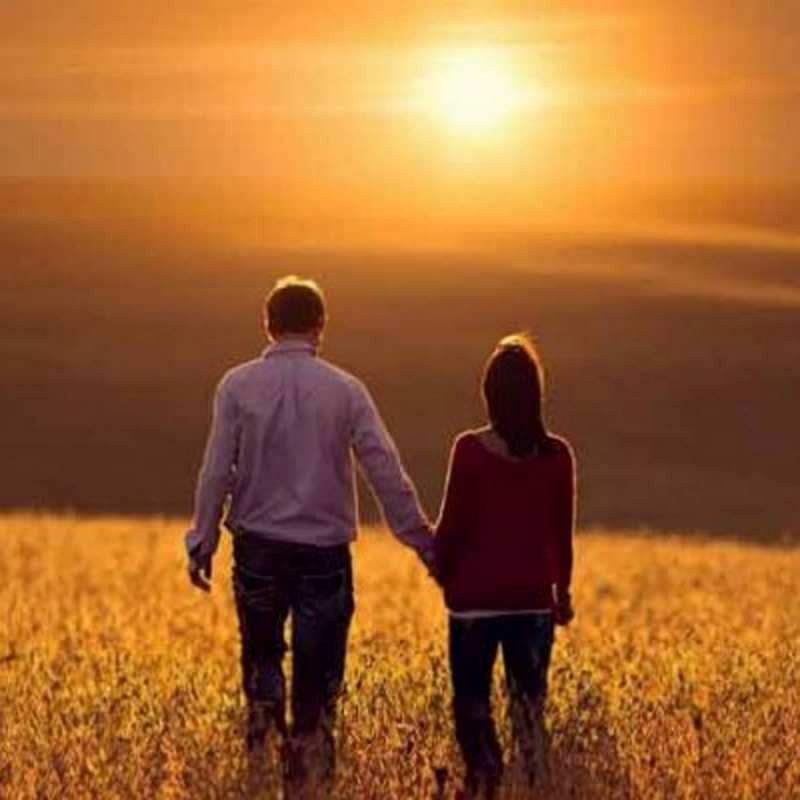 Открытка за ручки по полю  оранжевое фото и солнце и небо и настроение  Хочу обійняти тебе 