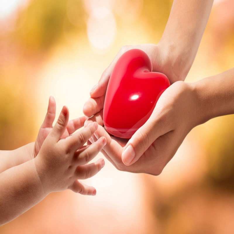 Открытка мама отдает сердце ребенку  мама и малыш  Хочу обійняти тебе 