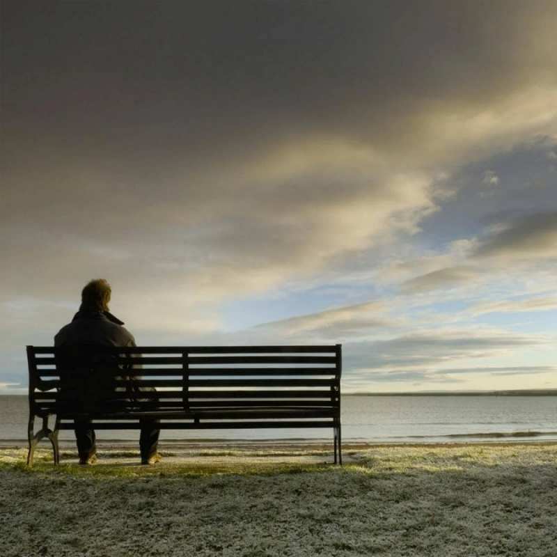 Открытка сидим на лавочке  озеро  Не сумуй 