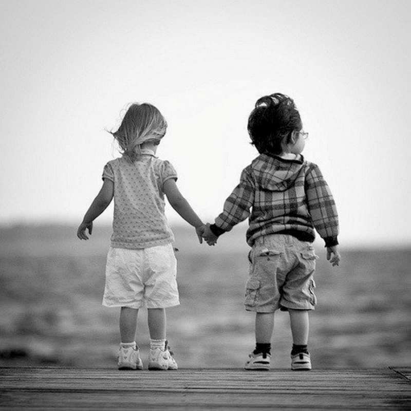 Открытка дети держатся за руки  давай дружить  Хочу обійняти тебе 