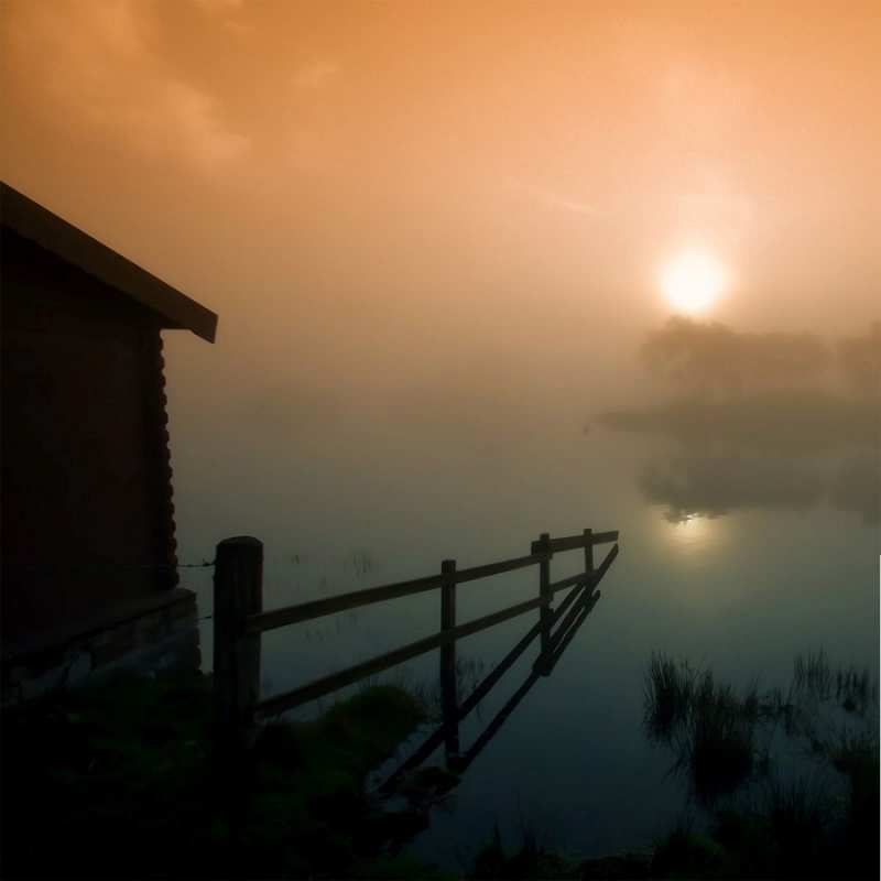 Открытка закат в тумане  дом у озера  Не сумуй 