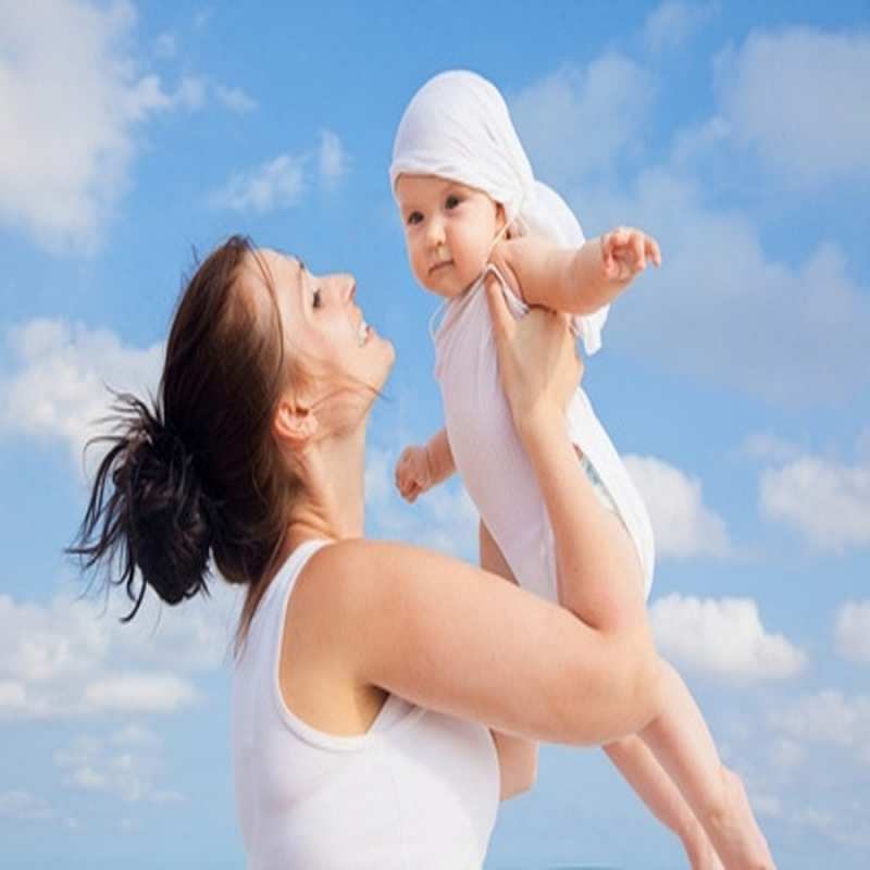 Открытка мама обнимает ребенка 1 небо и облака 1 Хочу обійняти тебе 