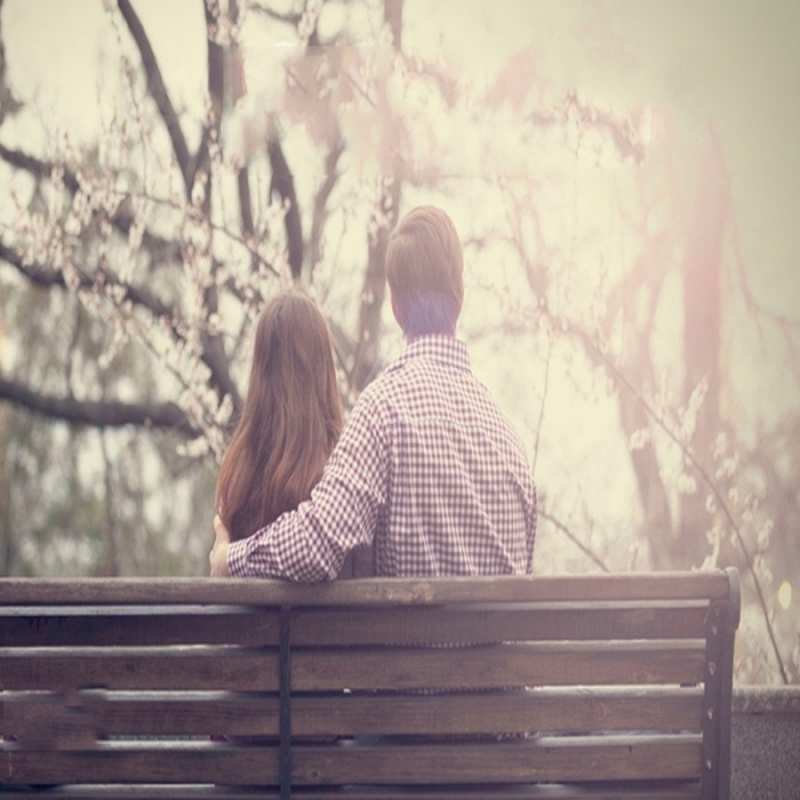 Открытка люди в парке отдыхают  цветут деревья весна  Хочу обійняти тебе 