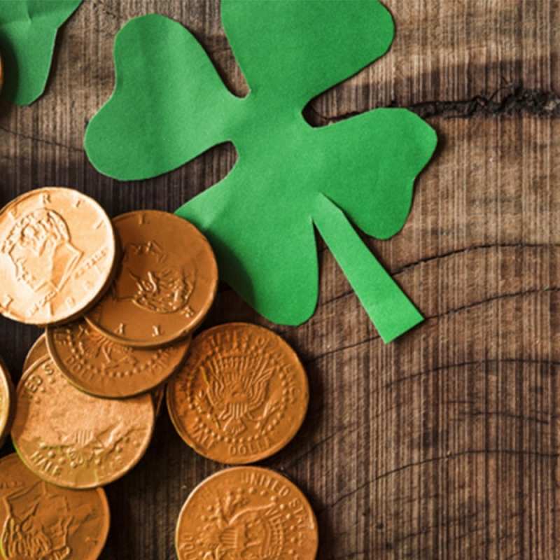 Открытка клевер и монеты  деревянный фон  Бажаю тобі успіху 