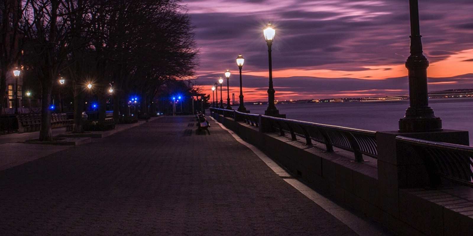 Открытка ночная набережная фонари на фоне реки На добраніч 