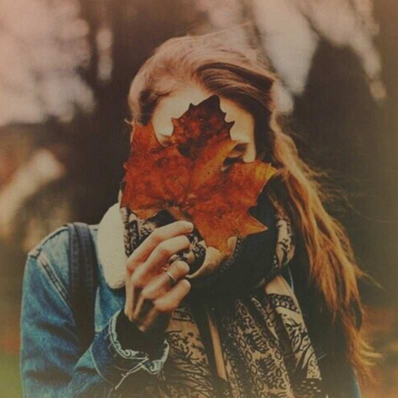 Открытка девушка держит кленовый лист  осеннее настроение и рыжая  Хочу обійняти тебе 