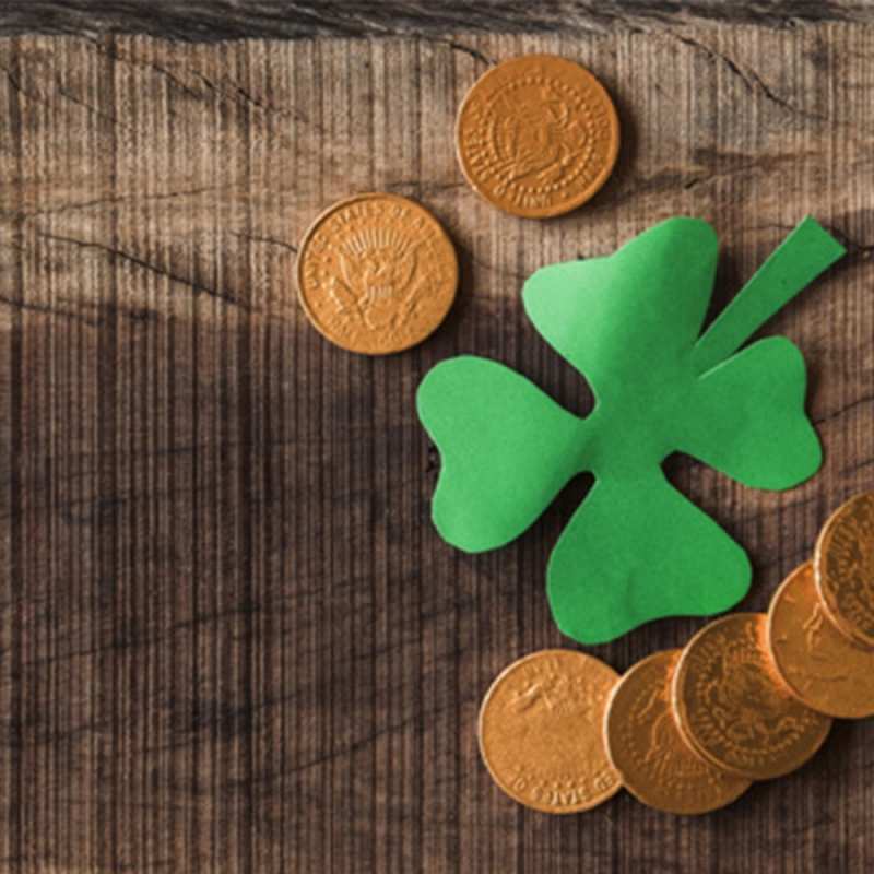 Открытка монеты и клевер на деревянном фоне  на удачу сегодня  Бажаю тобі успіху 