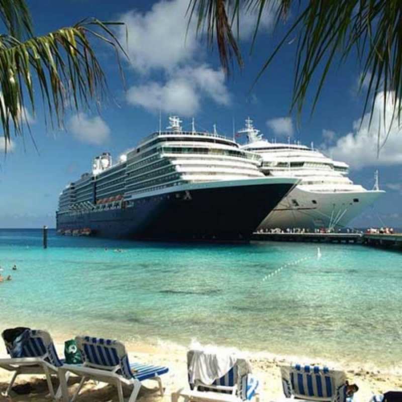 Открытка море и круизные лайнеры лежаки на фоне моря и пальм Щасливої ​​дороги 