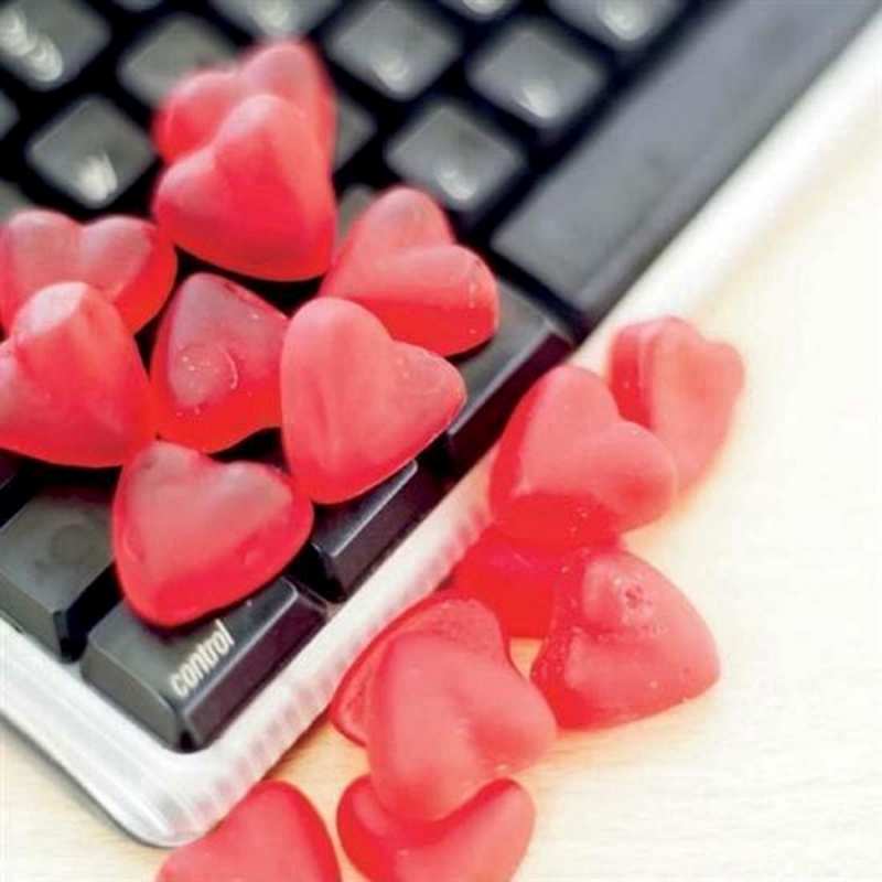 Открытка мармеладки на клавиатуре  конфеты в виде сердец  Я тебе кохаю 