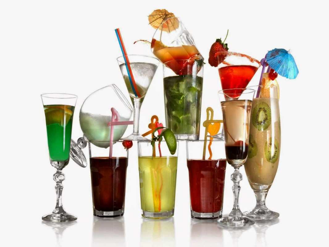 Открытка разные коктейли  с днем бармена  З днем ​​бармена 