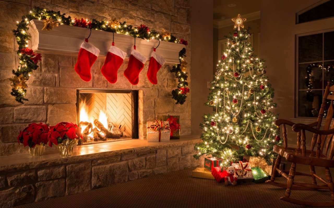 Открытка камин с огнем и елка  рождество   З Різдвом 