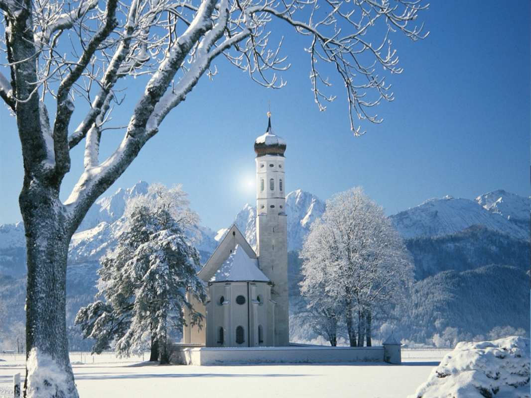 Открытка Храм в зимнем лесу на фоне гор  зима, храм, костел  З Різдвом 